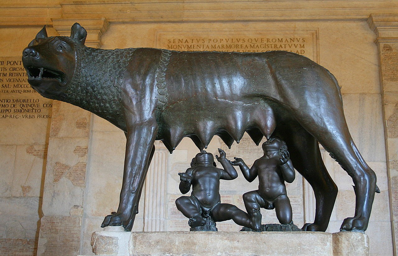 Jeden z najbardziej znanych symboli Rzymu, tzw. Wilczyca Kapitolińska, wykonana z brązu rzeźba przedstawiająca wilczycę karmiącą legendarnych braci bliźniaków, Romulusa i Remusa